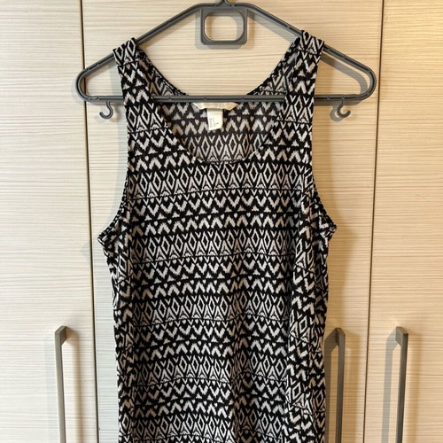 H&M sleeveless top like new with geometric print, size S