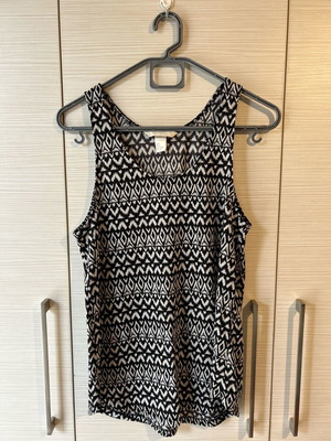 H&M sleeveless top like new with geometric print, size S