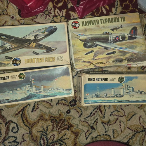 Model kit used, pack of 4 small 1960s ships and airplanes
