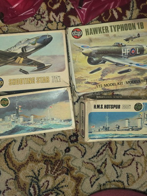Model kit used, pack of 4 small 1960s ships and airplanes