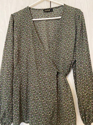 Vertice wrap blouse with flowers like new, green