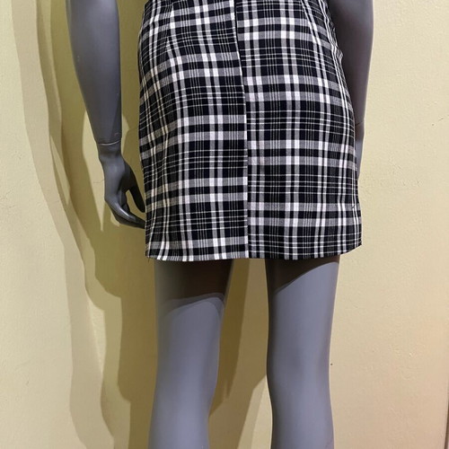 On off mini skirt like new, size M (fits S), black and white