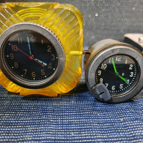 Tank clocks like new, set of 2