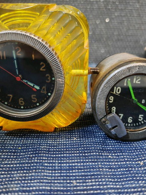 Tank clocks like new, set of 2