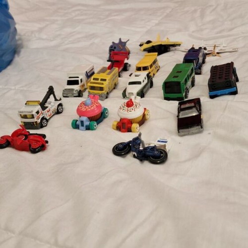 Hot Wheels toy cars like new