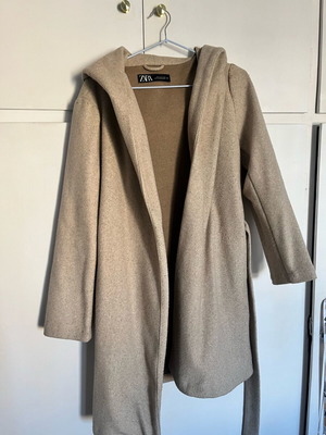 Μπεζ παλτό Zara σε small σαν καινούργιο με ζωνάκι
