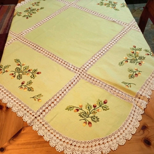 Handmade green tablecloth like new with oak embroidery 100x100 cm