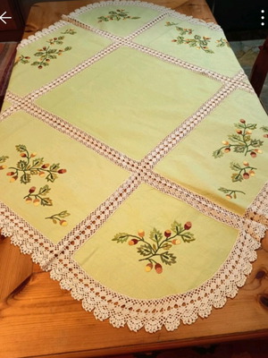 Handmade green tablecloth like new with oak embroidery 100x100 cm