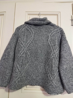 Zara gray pullover with beautiful knit, size S, like new