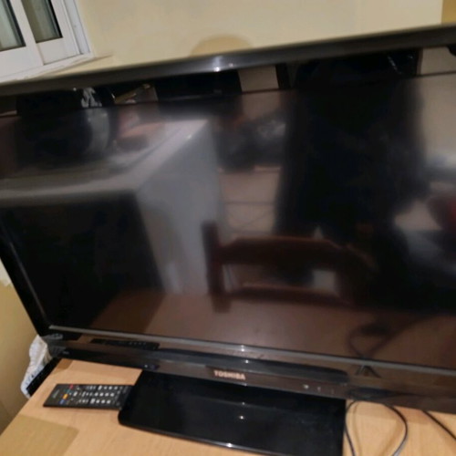 Toshiba 32 TV with remote control