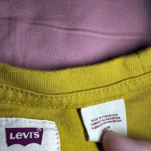 Levi's tshirt like new, size M, yellow gold