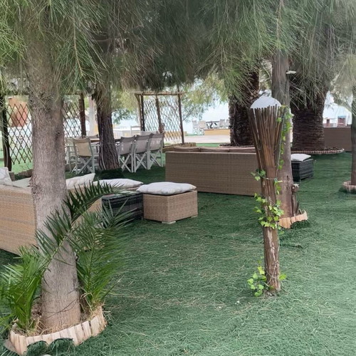 Σετ 6 μεταχειρισμένων καναπέδων ραττάν με μαξιλάρια και τραπεζάκι