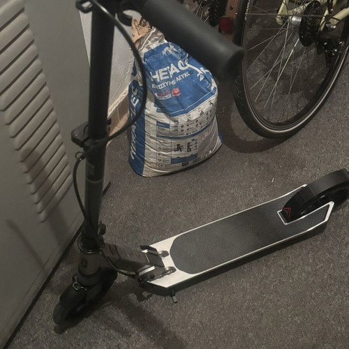 Scooter with brake on handlebar like new