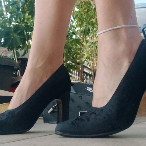 Black pumps like new, size 37, embroidered details