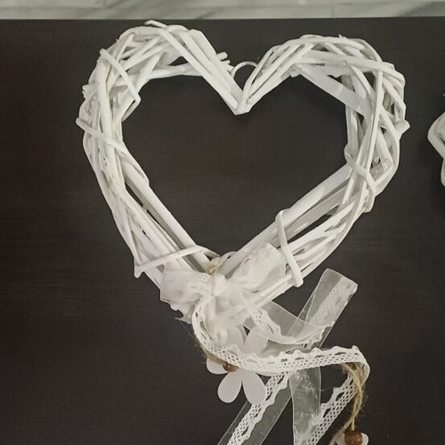 Set of 2 white heart-shaped wall decorations with ribbons and flowers
