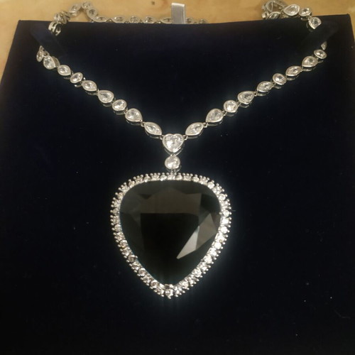 THE JEWEL OF THE TITANIC (THE HEART OF THE OCEAN)