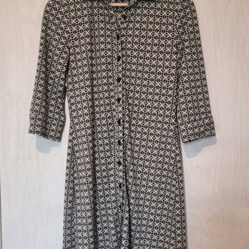 Dress like new, straight cut with elbow-length sleeves