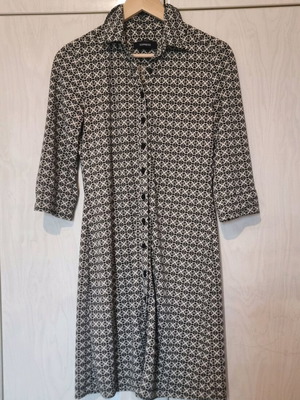 Dress like new, straight cut with elbow-length sleeves