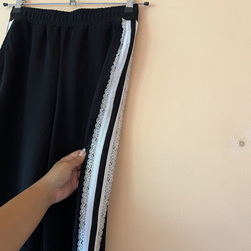 Black sports pants with white lace and elastic waist, like new, A-Style