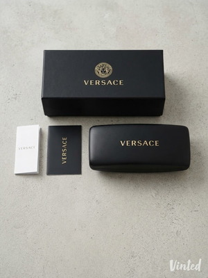 Γυαλιά ηλίου Versace Mod. 4403 μαύρα με χρυσό Μαίανδρο πλήρες σετ