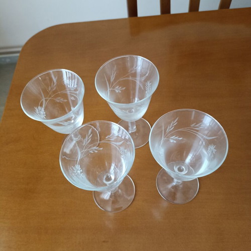 Vintage stemmed glasses set of 4 with engraved floral design like new