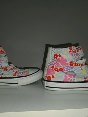 Converse Easy On Floral παιδικά αθλητικά σαν καινούργια, μέγεθος 32, πολύχρωμα