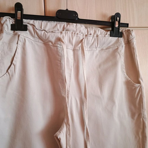 White pants size M like new with side pockets and elastic waist