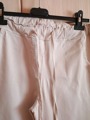 White pants size M like new with side pockets and elastic waist