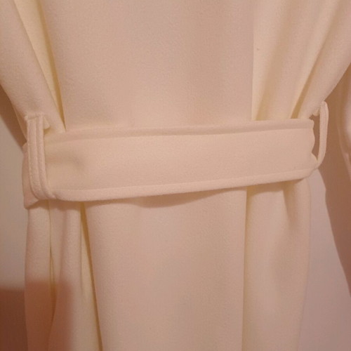 Cream coat new, one size, length 117 cm