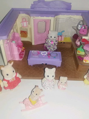 Sylvanian families Boutique με πολλά αξεσουάρ και 8 φιγούρες πακέτο σαν καινούργιο