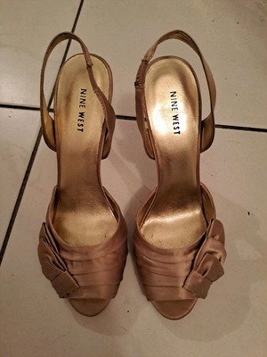 Ψηλό πέδιλο Nine West μεταχειρισμένο, νούμερο 40, σατέν σαμπανί