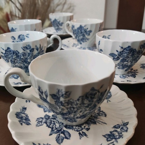 Johnson Bros Devon Sprays porcelain collectible set like new, 6 cups with saucers and 8 dessert plates