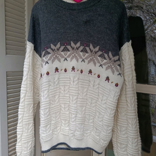 Vintage knitted sweater like new, fits sizes M-XL, very warm