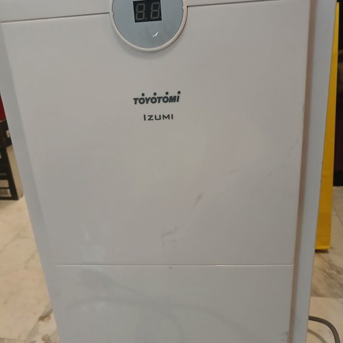 Toytomi Dehumidifier Ionizer like new, 22 lt/day, 60-80 sqm