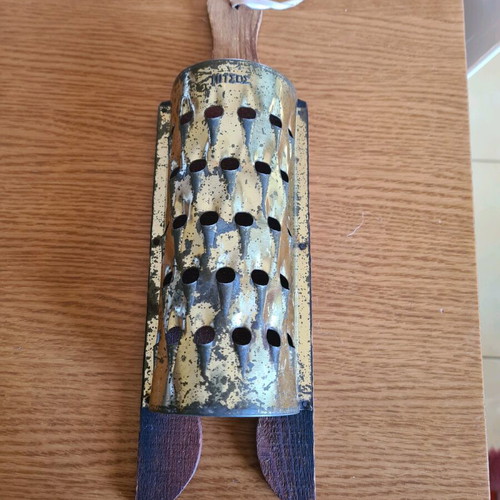 Pitsos grater used with wooden base