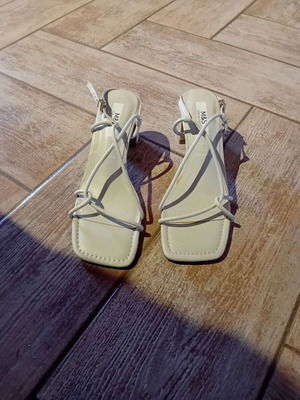 Άσπρα δερμάτινα πέδιλα Marks & Spencer 37, αφορετα, σαν καινούργια
