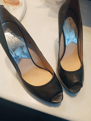 Michael Kors black peep-toe shoes size 40 like new