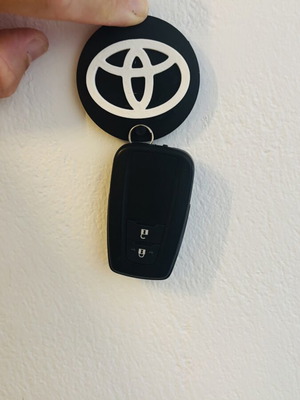 Wall mount key holder for one key with ring