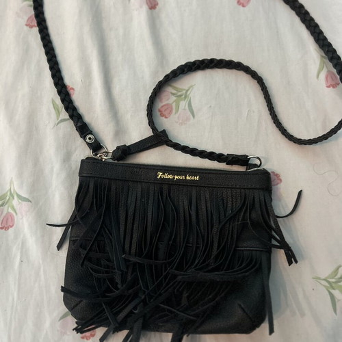H&M black shoulder bag with fringe and "Follow your heart"