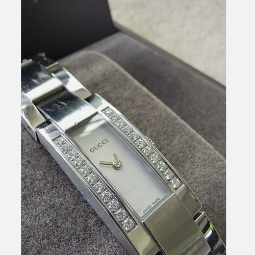 Gucci 4600L vintage watch like new, women's stainless steel with diamonds