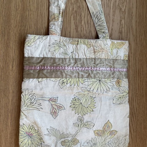 Accessorize vintage handbag with embroidered flowers used, beige