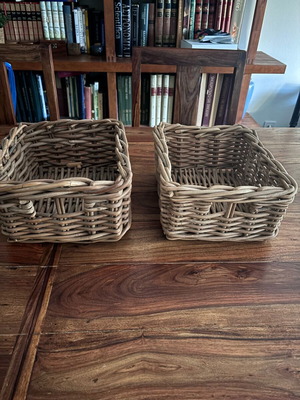 Baskets like new, assorted, per unit