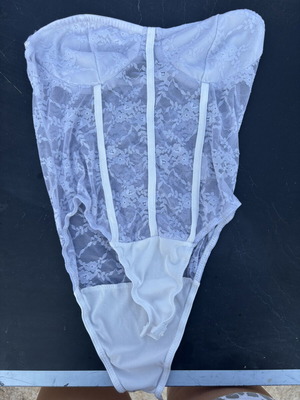 Shein white lace strapless bodysuit like new, size small