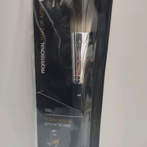 Salon Pro Professional Makeup Brush Model 105 for Foundation and Contouring New