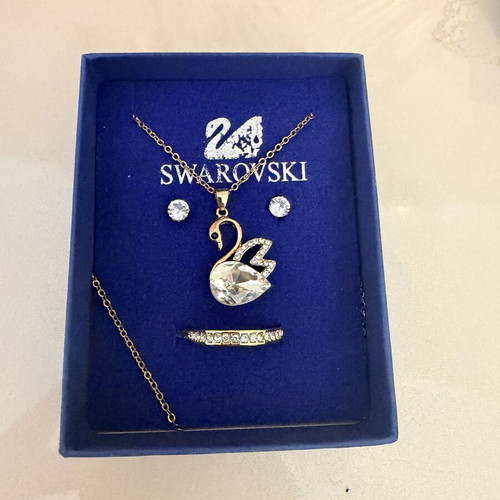 Swarovski jewelry set like new, gold color