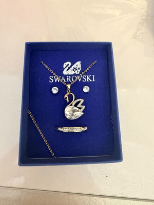 Swarovski jewelry set like new, gold color