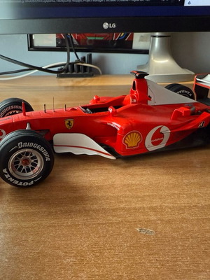 Formula 1 Ferrari F2002 M.Schumacher Hot Wheels new 1:18 model