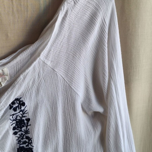 Surf Gypsy Medium Boho Peasant Top with Embroidery and Tassels like new