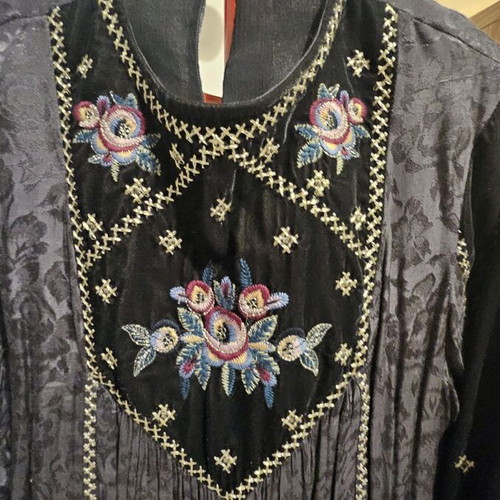 Zara dress with embroidery like new, size XS, black multicolor