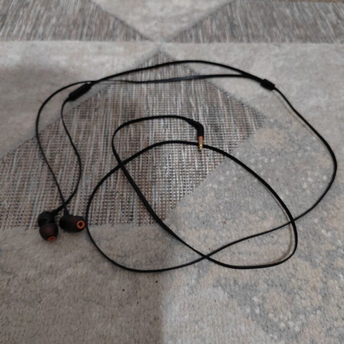 JBL wired headphones used, almost unused in perfect condition